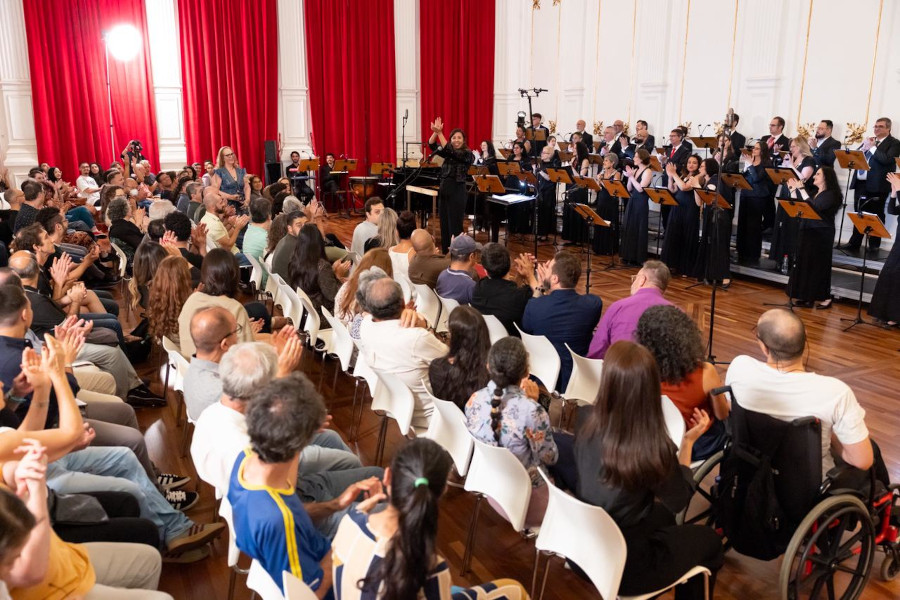 O Coral Paulistano durante o concerto da noite de quinta-feira [Divulgação/Rafael Salvador]