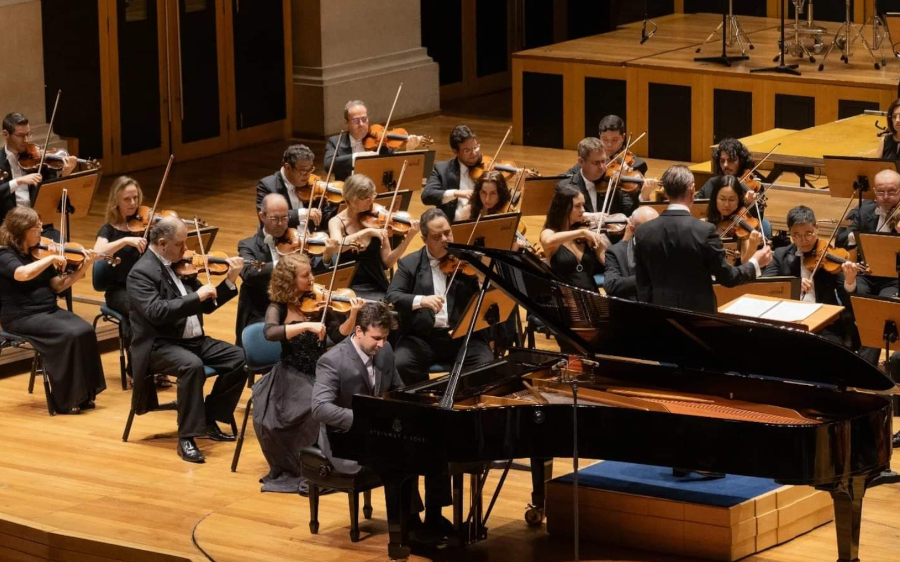 Cristian Budu, Osesp e Alexander Shelley durante concerto na Sala São Paulo [Divulgação/Osesp]