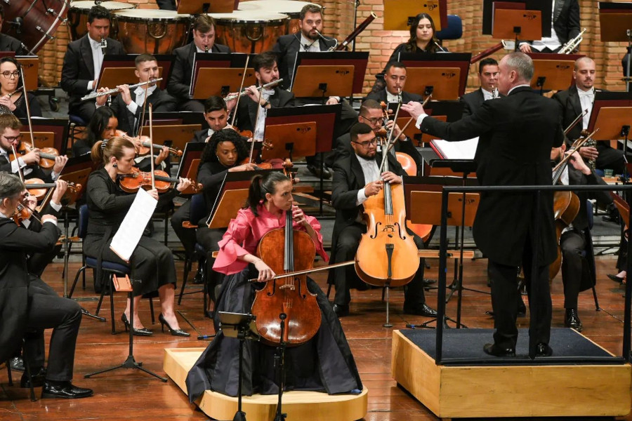 Filarmônica de Goiás, Neil Thomson e Marina Martins durante concerto no Auditório Claudio Santoro; repertório foi repetido na Sala São Paulo [Divulgação]