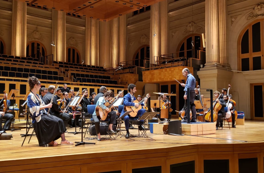 O Duo Siqueira Lima e a GRU Sinfônica durante a passagem de som antes do concerto na Sala São Paulo [Divulgação]