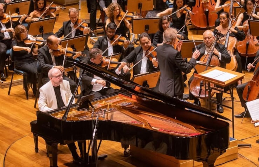O pianista Marc-Andre Hamelin durante concerto com a Osesp na Sala São Paulo [Reprodução/FacebookOsesp]