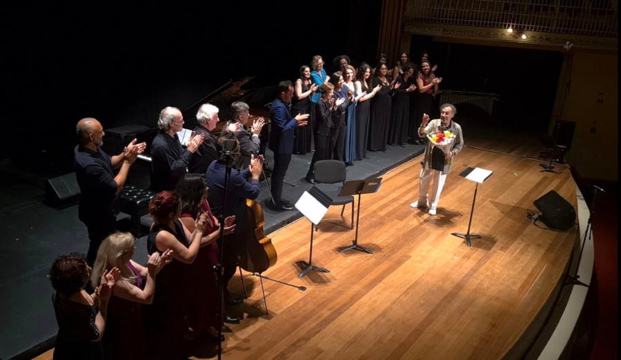 Intérpretes e compositor durante concerto de lançamento do disco em homenagem a Aylton Escobar, no Theatro São Pedro [Divulgação]