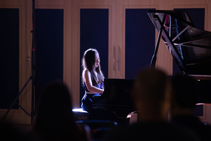 A pianista Ingrid Uemura durante a prova semifinal na Sala São Paulo [Divulgação]