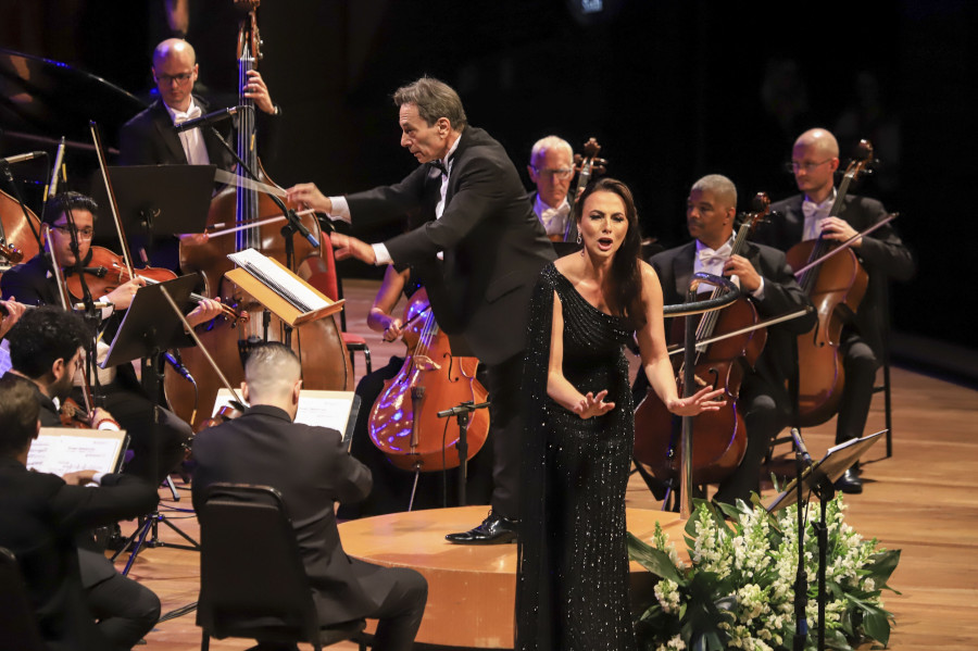 Isabel Leonard e Ira Levin durante concerto no Teatro Positivo com a Camerata Antiqua de Curitiba [Divulgação/José Fernando Ogura/SMCS]