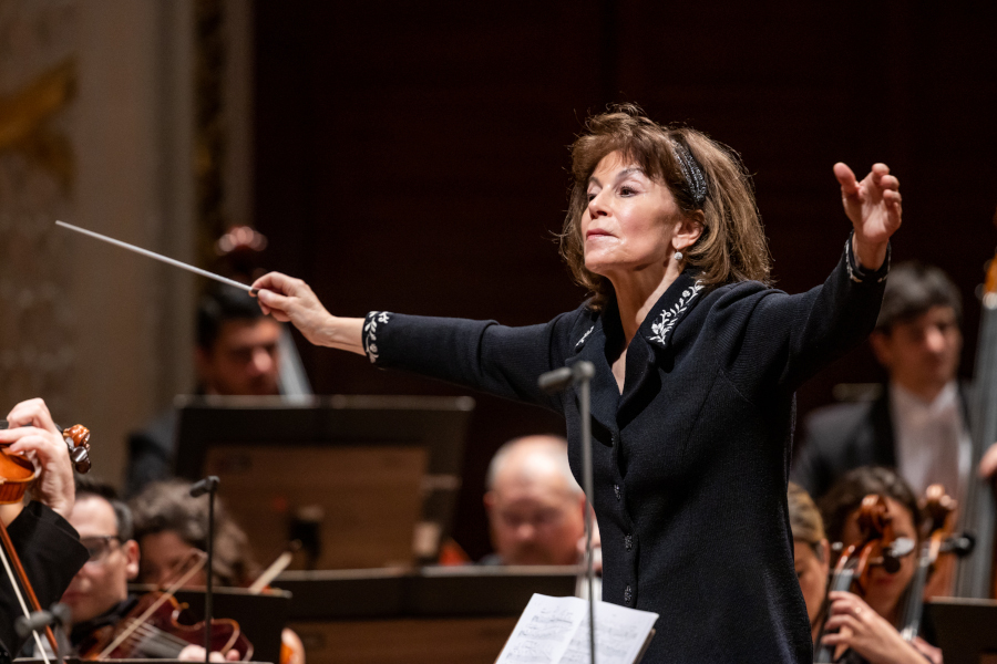 JoAnn Falletta durante concerto no Theatro Municipal de São Paulo [Divulgação/Rafael Salvador]