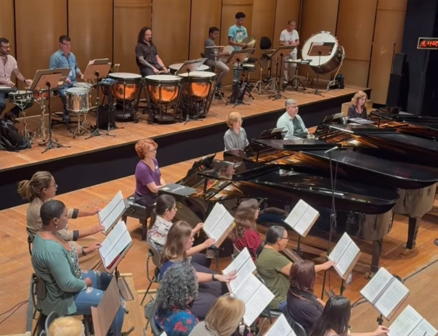 Ensaio do concerto com obras de Jocy de Oliveira e Igor Stravinsky [Reprodução/Facebook]