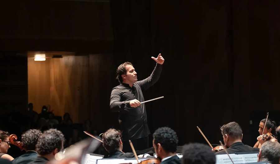 O maestro José Soares durante concerto com a Orquestra Sinfônica Brasileira [Divulgação]