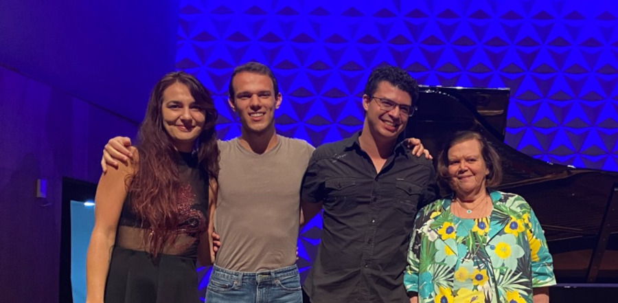 Lilian Barreto com os finalistas do 3º Festival de Piano do Rio de Janeiro [Divulgação]