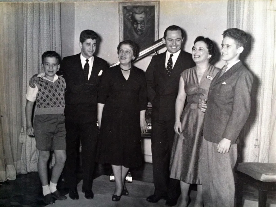 Nelson Freire, Luiz Eça, Lúcia Branco, Jacques Klein, Nise Obino e Arthur Moreira Lima, na casa de Lúcia Branco [Acervo IPB]