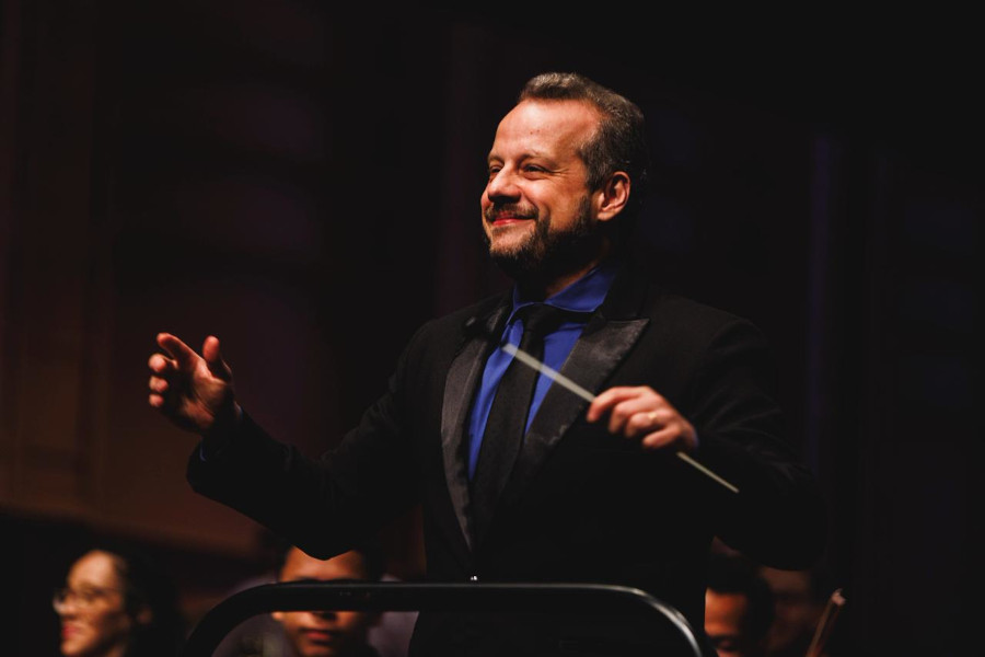 O maestro Guilherme Mannis [Divulgação/Júlia Rodrigues]