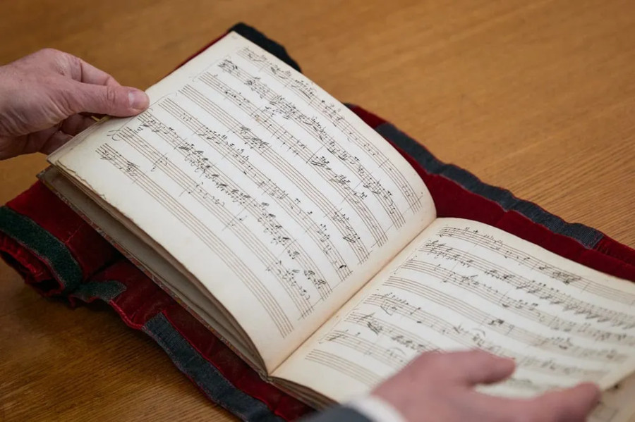 Caderno com aulas de composição de Mozart [Divulgação/Élie Ludwig/BNF]
