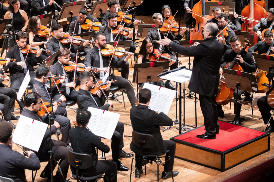 O atua regente titular da OER, Wagner Polistchuk, em concerto com o grupo [Divulgação/Rafael Salvador]