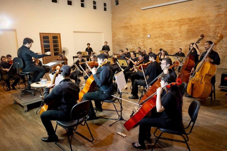 A Orquestra Joseense com o maestro William Coelho [Divulgação]