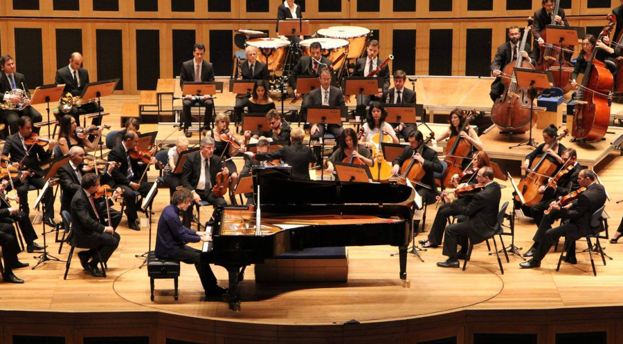 O pianista Paul Lewis durante concerto com a Osesp [Divulgação]
