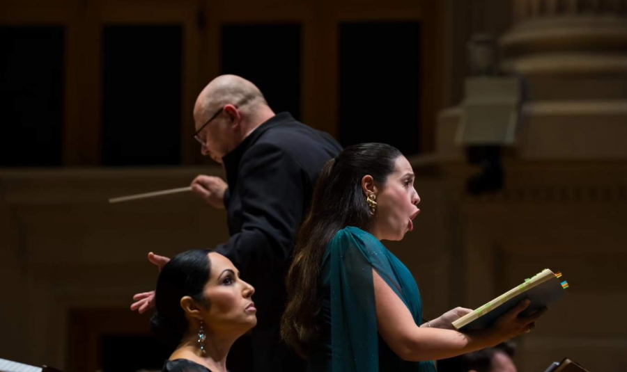 A mezzo soprano Luciana Bueno, a soprano Lina Mendes e o maestro Arvo Volmer durante concerto  na Sala São Paulo [Divulgação]