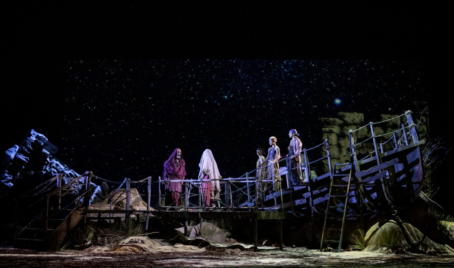 Cena da produção de 'Os pescadores de pérolas', de Bizet, no Theatro Municipal do Rio de Janeiro [Divulgação/Daniel Ebendinger]