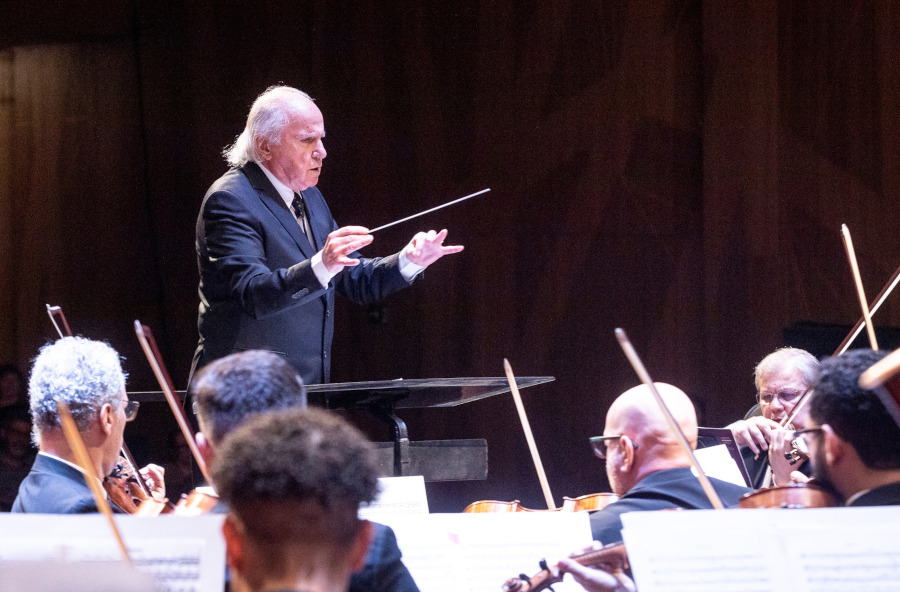 A Orquestra Petrobras Sinfônica e o maestro Isaac Karabtchevsky [Divulgação/FacebookOpes]