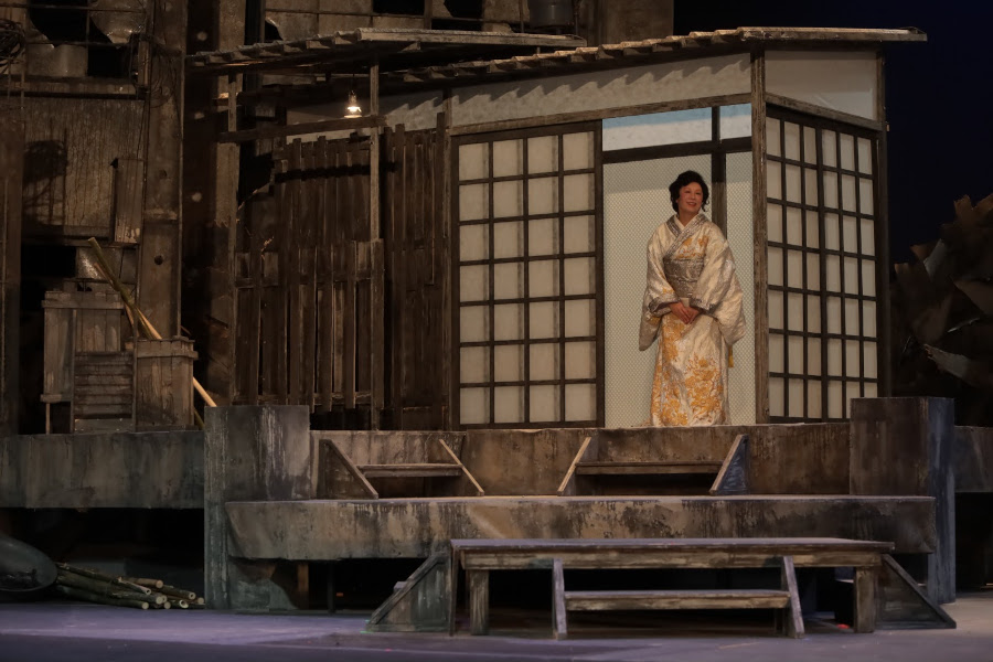 A soprano Eiko Senda em cena da produção [Divulgação/Felipe Aguiar]