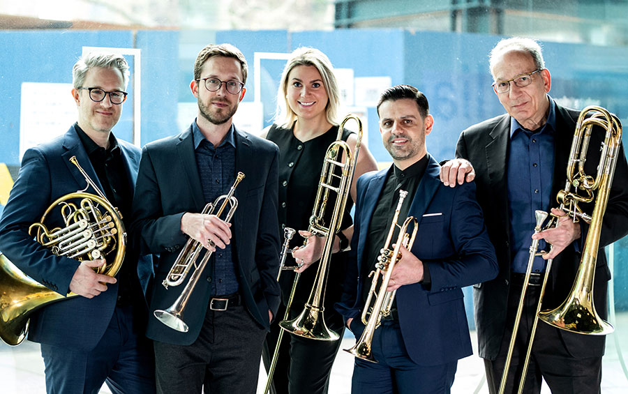 A nova formação de ABQ: Eric Reed (trompa), Brandon Ridenour (trompete), Hillary Simms (trombone), o brasileiro Tiago Linck (trompete) e John D. Rojak (trombone baixo) [divulgação]