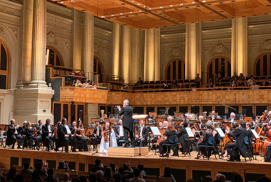 Priscila Rato, Neil Thompson e Osesp são aplaudidos na Sala São Paulo (Revista CONCERTO)