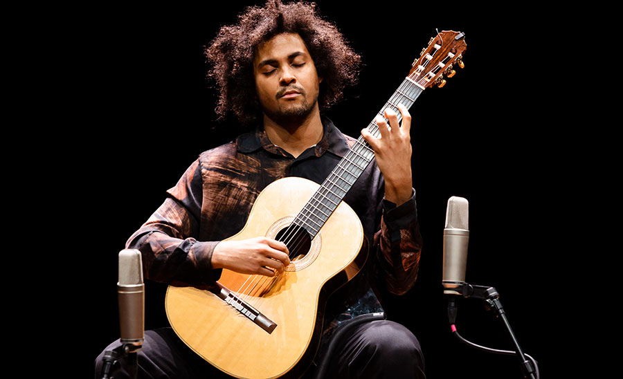 Plínio Fernandes durante recital no Teatro B32 [Divulgação/Cauê Diniz]