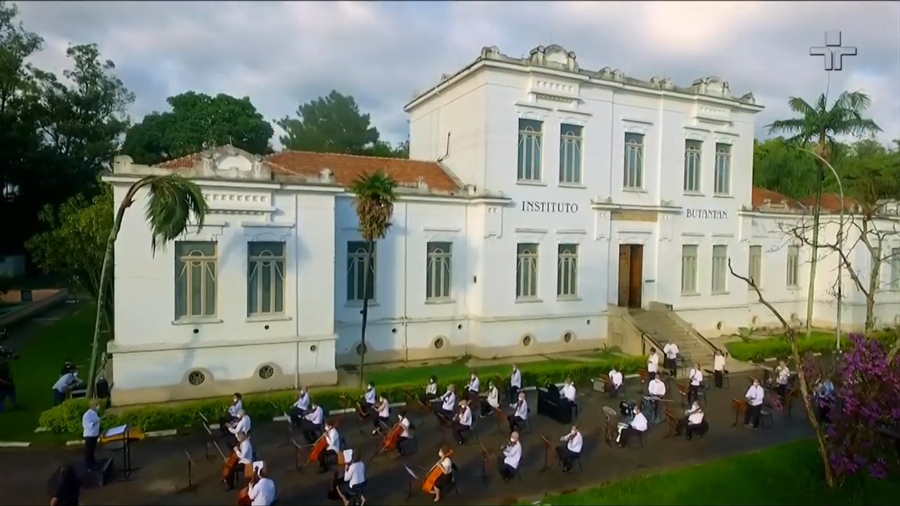 Cena do vídeo da Jazz Sinfônica filmado no Instituto Butantan [Reprodução]