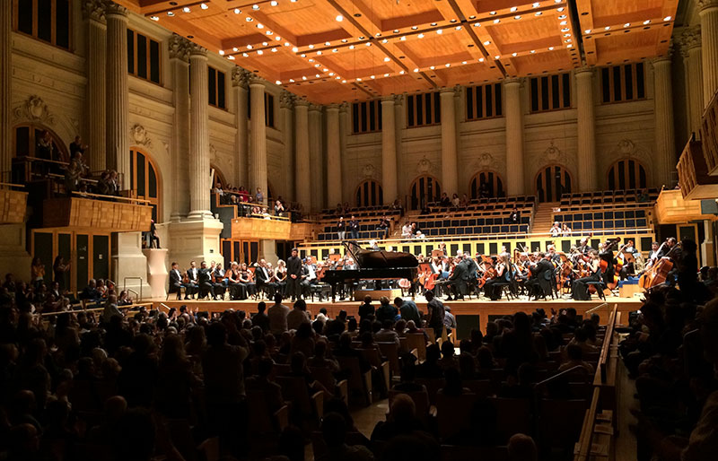 Concerto da Osesp teve o pianista Lucas Thomazinho e a soprano Camila Titinger como solistas [Revista CONCERTO]