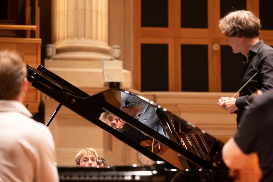 Os pianistas Lucas e Arthur Jussen e o maestro Marc Albrecht durante ensaio na Sala São Paulo [Reprodução/FacebookOsesp]