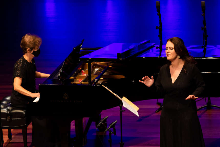 Katia Baloussier e Gabriella Pace durante recital na Sala Cecília Meireles [Divulgação]