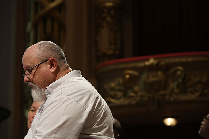 O maestro Luiz Fernando Malheiro durante ensaio no Theatro Municipal do Rio de Janeiro [Divulgação/Gui Maia]