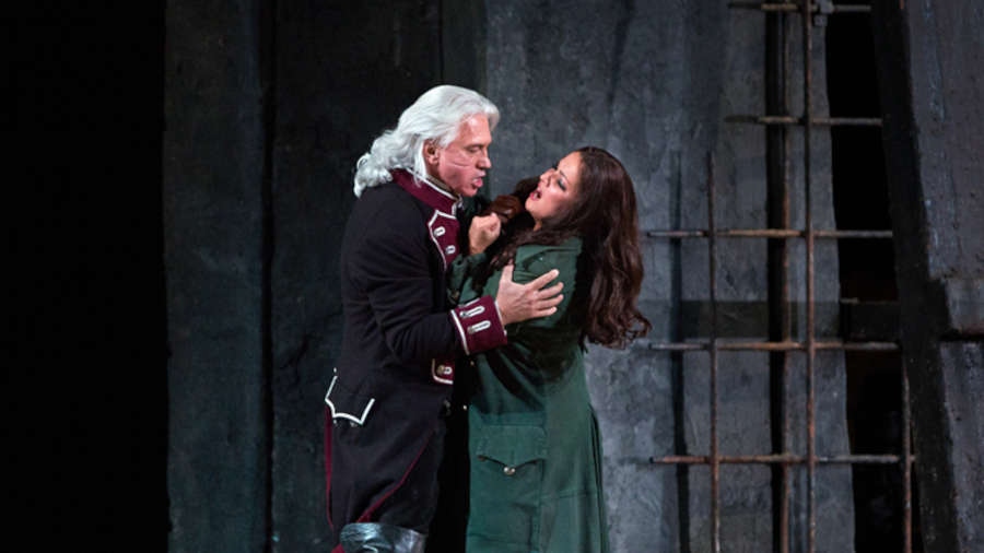 Dmitri Hvorostovsky e Anna Netrebko em cena de 'Il trovatore' [Divulgação/Metopera.org]