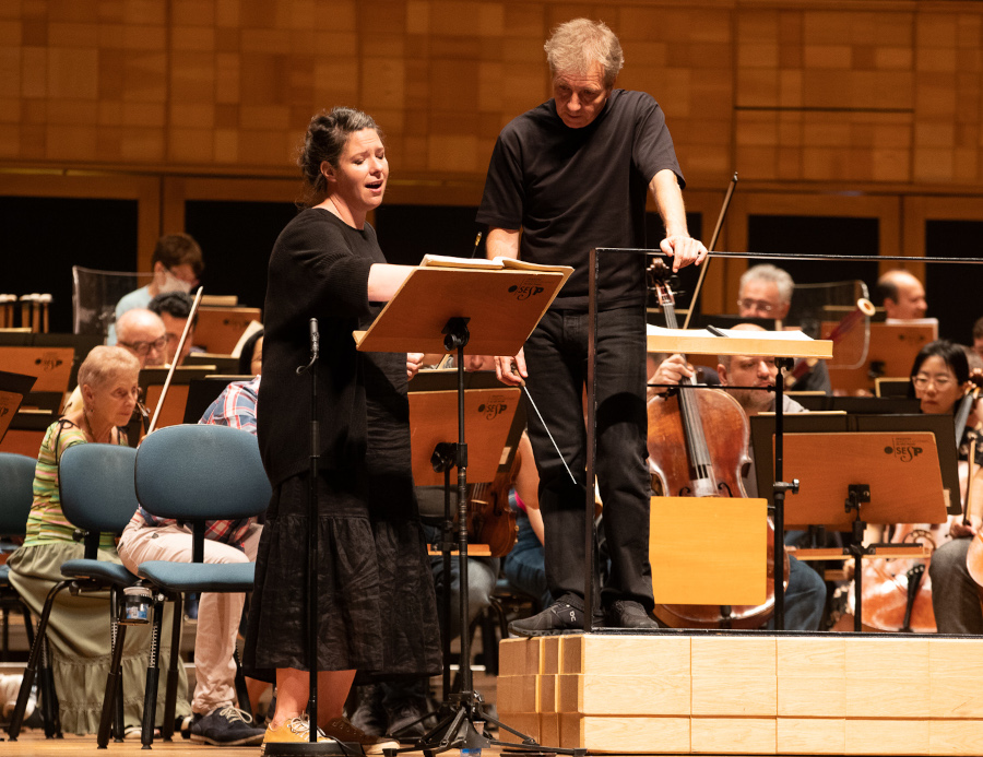 A mezzo soprano Wiebke Lehmkuhl durante ensaio com Thierry Fischer e a Osesp [Reprodução/FacebookOsesp]