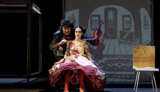 Revista Concerto Cena da montagem de 'Orfeu no inferno' [Divulgação/ Íris Zanetti]