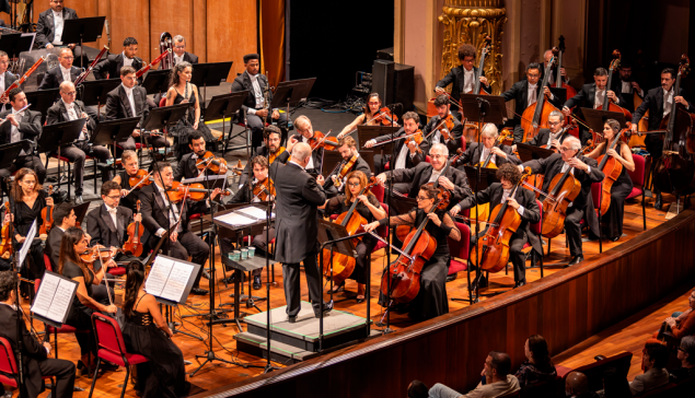 Revista Concerto O maestro Claudio Cruz durante concerto com a OSB no Rio de Janeiro [Divulgação]