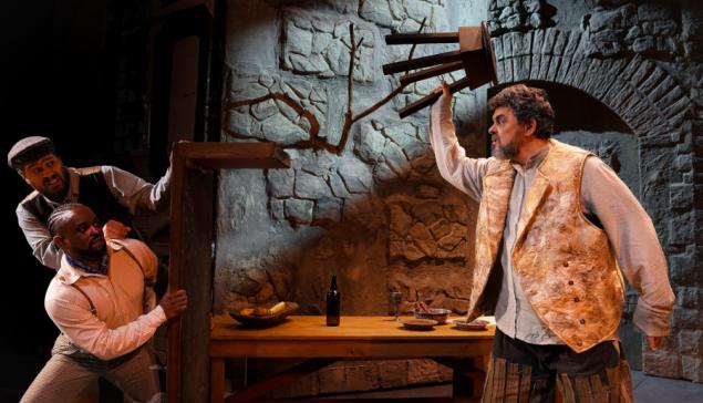 Revista Concerto Felipe Oliveira, Geílson Santos e Rodrigo Esteves em cena da ópera 'Falstaff', de Verdi [Divulgação/Íris Zanetti]