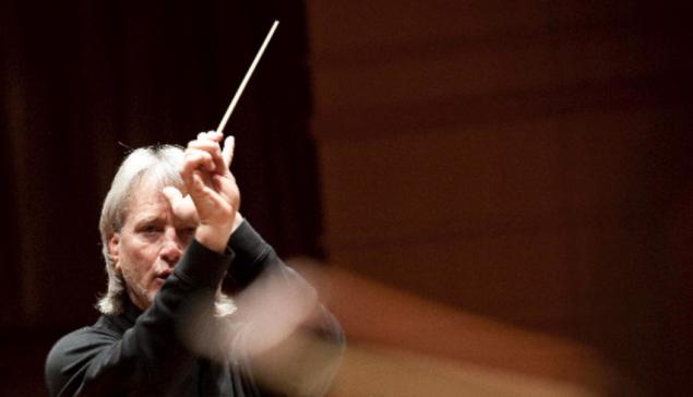 Revista Concerto O maestro Carl St. Clair [Divulgação/Vern Evans]