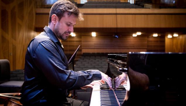 Revista Concerto O pianista Cristian Budu [Divulgação/Daniel Ebendinger]