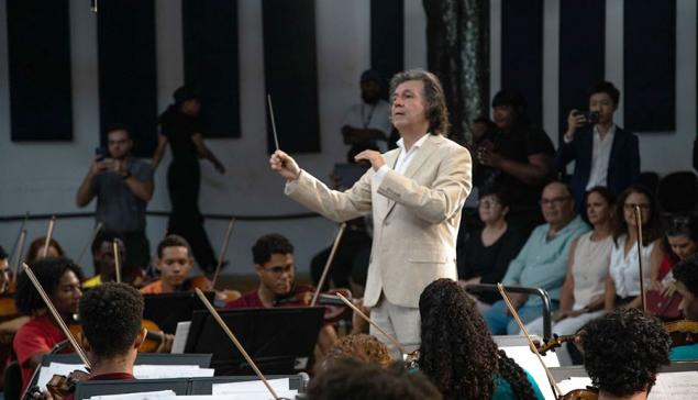 Revista Concerto Ricardo Castro rege Neojiba no Parque do Queimado, em Salvador (divulgação, Beatriz Meneses)