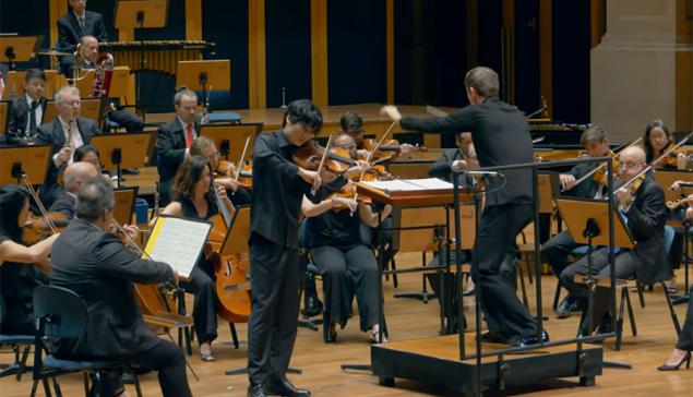 Revista Concerto Osesp, o violinista Inmo Yang e o maestro Roberto González-Monjas, na Sala São Paulo (reprodução YouTube)