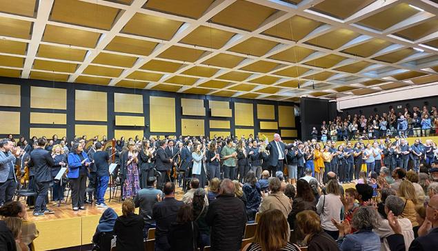 Revista Concerto Após o concerto, músicos e equipe da Fundação Ospa recebem o aplauso da plateia (Revista CONCERTO)