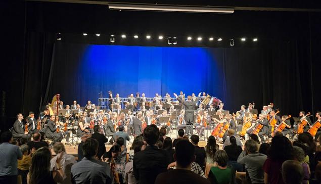 Revista Concerto Orquestra Sinfônica de Piracicaba é aplaudida após a apresentação (Revista CONCERTO, Jorge Coli)