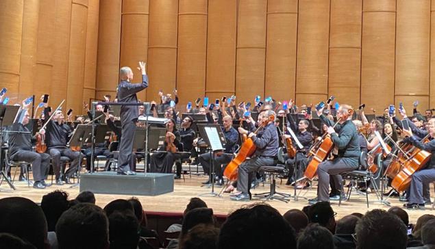 Revista Concerto Músicos tocam celulares no concerto de Tan Dun, no Theatro Municipal de São Paulo (Revista CONCERTO)