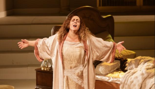 Revista Concerto A soprano Ludmilla Bauerfeldt no último ato de 'La Traviata' [Divulgação/Vitoria Proença]