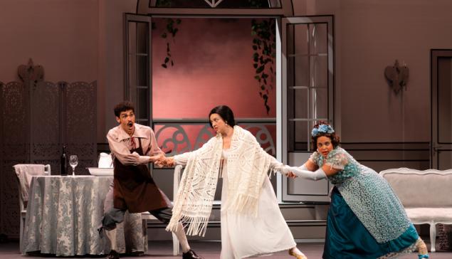 Revista Concerto Elouise Miranda, Robert William e Camila Ceuta em cena de 'A escada de seda', de Rossini, no Theatro São Pedro [Divulgação]