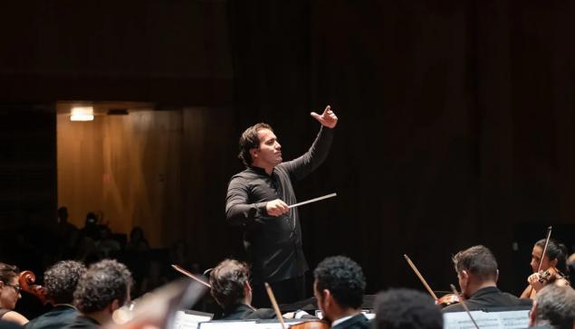Revista Concerto O maestro José Soares durante concerto com a Orquestra Sinfônica Brasileira [Divulgação]