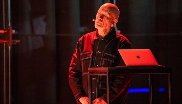 Revista Concerto O ator John Malkovich no espetáculo 'The Infamous Ramírez Hoffman' [Divulgação/Balázs Mohai]