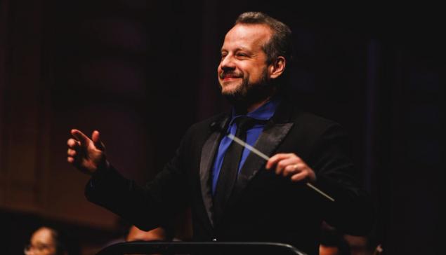 Revista Concerto O maestro Guilherme Mannis [Divulgação/Júlia Rodrigues]