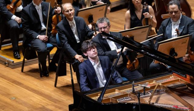 Revista Concerto O pianista Tom Borrow durante concerto no ano passado com a Osesp [Divulgação]