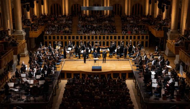 Revista Concerto A Osesp dividida em três para apresentar 'Gruppen' [Divulgação/Íris Zanetti]