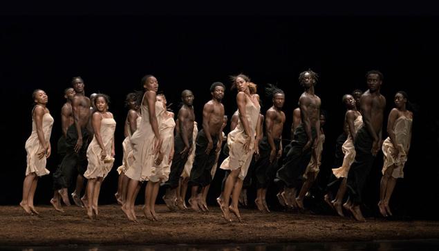Revista Concerto  A Sagração de Pina Bausch, recriada com dançarinos de toda a África (divulgação, Pina Bausch Foundation, École des Sables – Sadler’s Wells)